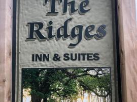 Ridges Inn & Suites, hotel amb aparcament a Baileys Harbor
