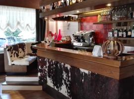 Hotel Alaska, hotel i Campitello di Fassa