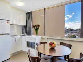 Cosmopolitan apartment at College St