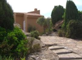 B&B Domus Oriens - monolocale indipendente in villa, bed and breakfast en Portoscuso