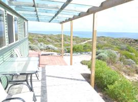 Private Beach Cottage At Ecostays, chalé alpino em Greenough