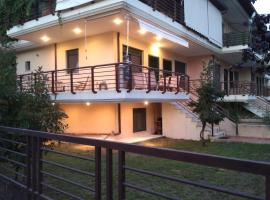 Garden maisonnette 2-bedrooms sleeps 6 adults 200m from sandy beach, hotel v destinaci Asproválta