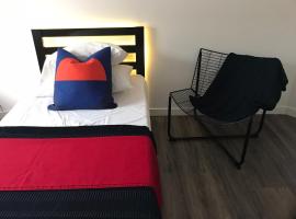 Modern GuestHouse Ironbound Newark with KITCHEN-FastTrainToNYC-OneStopToAirport, hotel em Newark