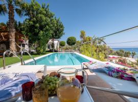 Santorini Mystique Garden Villa, holiday home in Kamari