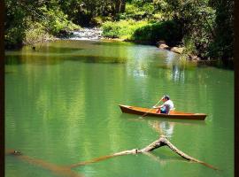 Figtree Getaway, hotel con piscina en Malanda