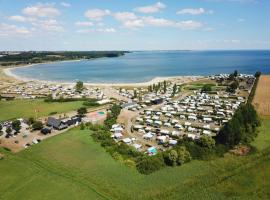 Vikær Strand Camping & Cottages, אתר קמפינג בDiernæs