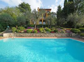 Villa Vibe Luce, beautiful period villa with private pool and lake view, hotel in Gardone Riviera