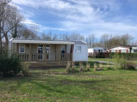 Camping la Haie Penée ****, hotel v destinaci Saint-Quentin-en-Tourmont