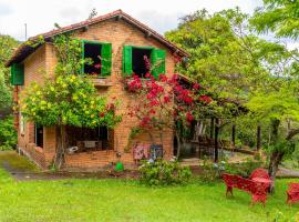 Charmoso Refúgio nas Montanhas com 8 Cachoeiras Privativas, family hotel in Rio Acima