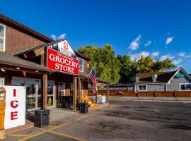 Bear Country Cabin #10, hotel in Saint Charles