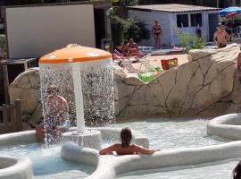 Mobil Home Sainte Baume，南萊潘的附設泳池的飯店