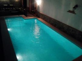 Villa Almudena, hotel con piscina a Los Badalejos