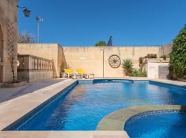 Mood Farmhouse Mythology, hotel with pools in Għarb