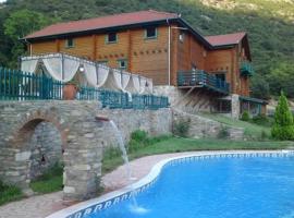 Dionysus Village Resort: Mousthéni, Pagheo yakınında bir otel