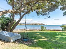 Brony's Beachfront-Short and Long Term Stays, feriebolig ved stranden i Porirua