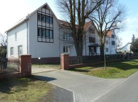 FC-Apartmenthaus Falkensee mit großem Garten und PKW Stellflächen, hotel in Falkensee