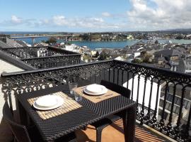 Atico céntrico con piscina comunitaria, hotel in Ribadeo