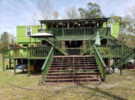 MARGARITAVILLE ON THE SUWANNEE RIVER, hotel near Troy Spring State Park, Mayo