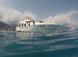 Yacht Summertime 3 Bedrooms, hotel en Menton