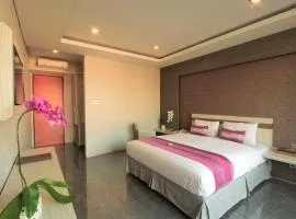 Transera Kamini Legian Hotel