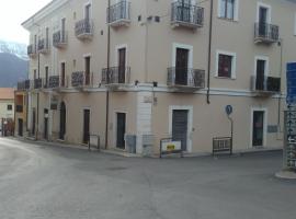 Palazzo Camelot, 19 Via Nazionale, hotel en San Demetrio neʼ Vestini