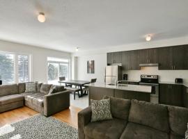 New Blue Mountain Village Snowbridge Executive Townhome Sleeps 10 with Outdoor Pool and Shuttle, beach hotel in Nottawa