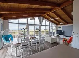 Stunning Waterfront only 10 minutes to Phillip Island - FREE EV UNIT 7kW for electric cars - pet friendly, fireplace FREE WIFI wine & chocolates