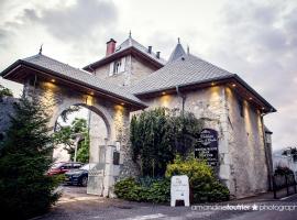 Château des Comtes de Challes, hôtel à Challes-les-Eaux près de : Les tours de chignin