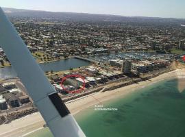 Acaill Accommodation Esplanade Living Self Check-In Self Check-Out, alojamento na praia em Adelaide