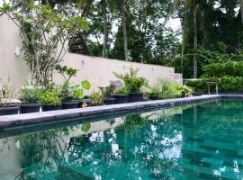 Omah SunFlower, hotel con piscina en Yogyakarta