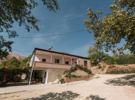 Noravank B&B، فندق في Chʼiva
