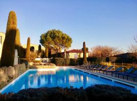 Bastidon à Gordes avec piscine, family hotel in Gordes