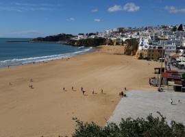 MAGNIFICENT VIEW OF THE OCEAN UNDER ALBUFEIRA'S SUN, apartment in Albufeira