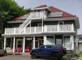 Colonial Charm Inn Bed & Breakfast
