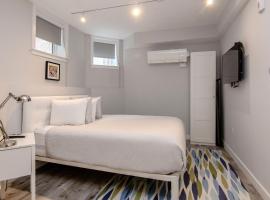 A Stylish Stay w/ a Queen Bed, Heated Floors.. #3, Hotel in Brookline