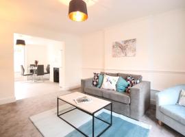 City Centre Townhouse apartment with secluded shared Terrace, hotel v destinácii Leatherhead