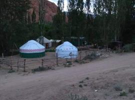Yurt Camp Kekilik, hotel v destinaci Tong