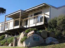 KINGFISHER COTTAGE Beachfront at the Binalong Bay, pet-friendly hotel in Binalong Bay