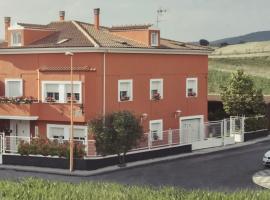 APARTAMENTO 3, 6 Pax CASA RURAL EL SAUCE A 2 KM DE CUENCA，Nohales的飯店