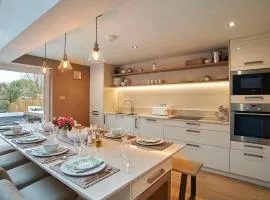 Hydrangea House - Luxury Hideaway with Hot Tub - Sleeps 10 - Pets Welcome!