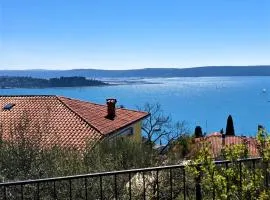 Beautiful Street Apartment - Sea View