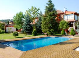 B&B Concha, hotel with pools in Becerril de la Sierra