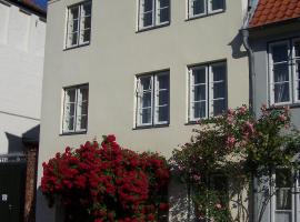 Gästehaus am Krähenteich, hotel berdekatan Old Arsenal, Lübeck