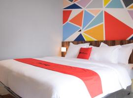 RedDoorz Plus near UNIMED Medan, hotel in Medan