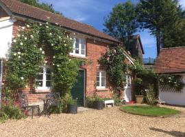 Stable Cottage, hotel with parking in Enford