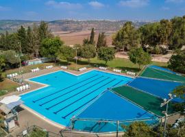 Holiday Village Kibbutz Mizra, hotel con estacionamiento en Mizra‘