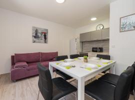 Balen city central house for 8, hotell i Novalja