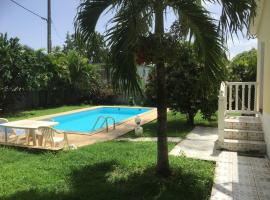 T2 tropical en bord de piscine à 100m de la mer – hotel z parkingiem w mieście Fond Belle Fontaine