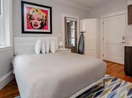 Modern Studio, 15 min Train to Boston, Hotel in Brookline