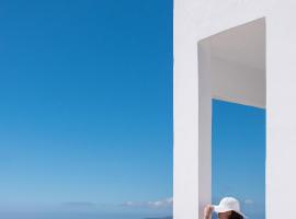 Amelot Art Suites, hotel near Santorini Port, Fira